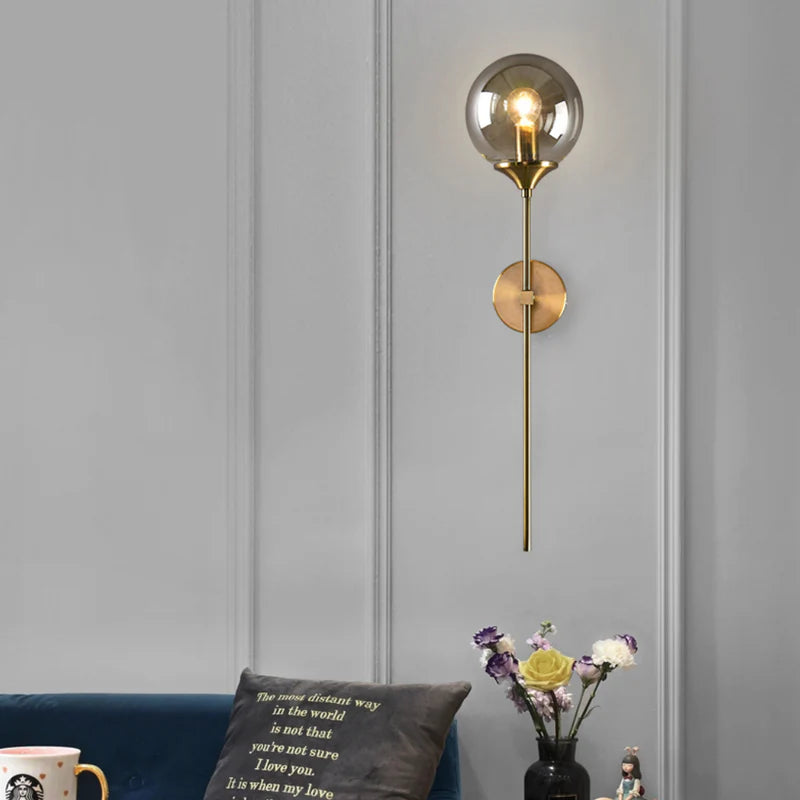 APPLIQUE MURALE DESIGN À LED AVEC BRAS DORÉ ET BOULE EN VERRE
