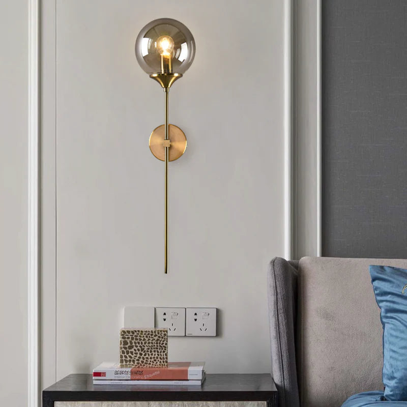 APPLIQUE MURALE DESIGN À LED AVEC BRAS DORÉ ET BOULE EN VERRE
