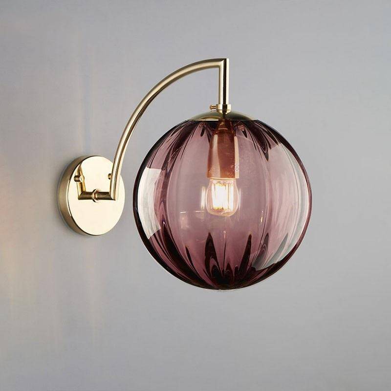 APPLIQUE MURALE LED AVEC TIGE DORÉE ET BOULE EN VERRE COLORÉE
