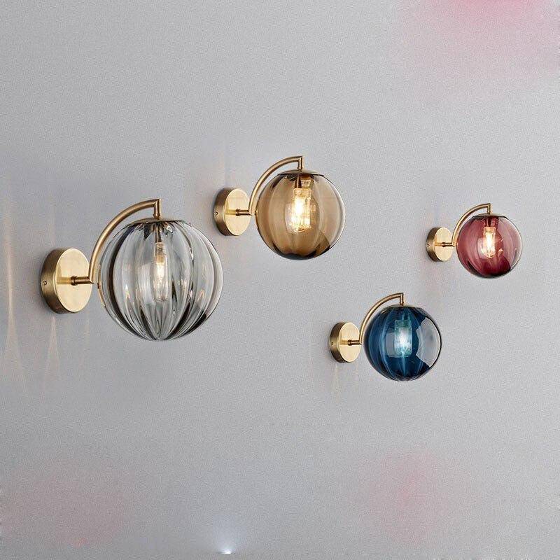 APPLIQUE MURALE LED AVEC TIGE DORÉE ET BOULE EN VERRE COLORÉE