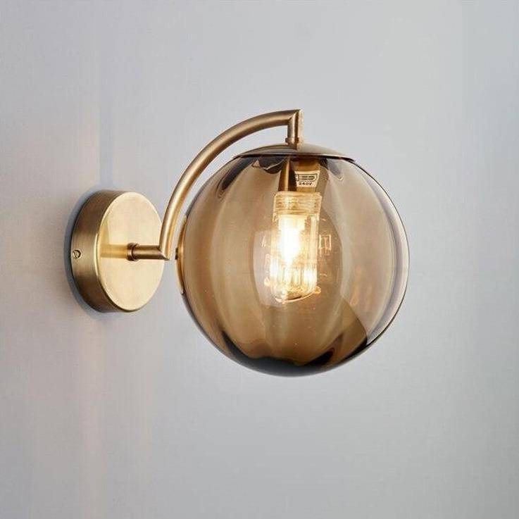 APPLIQUE MURALE LED AVEC TIGE DORÉE ET BOULE EN VERRE COLORÉE