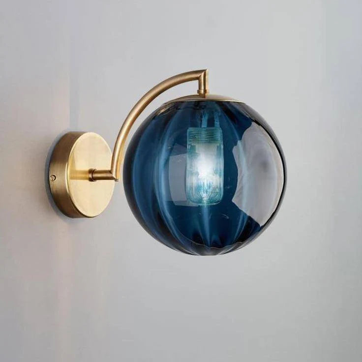 APPLIQUE MURALE LED AVEC TIGE DORÉE ET BOULE EN VERRE COLORÉE