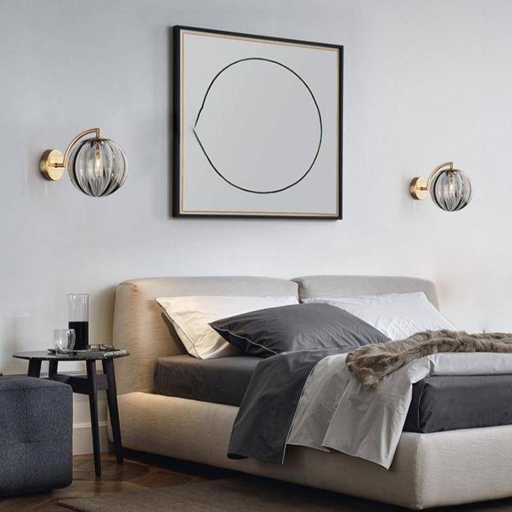 APPLIQUE MURALE LED AVEC TIGE DORÉE ET BOULE EN VERRE COLORÉE